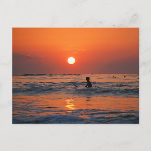 Carte Postale Coucher de soleil sur l'océan avec un surfeur dans (Devant)