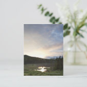 Carte Postale Coucher du soleil au-dessus d'un étang brumeux (Debout devant)