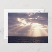 Carte Postale Coucher le soleil à travers les nuages sur l'océan (Devant / Derrière)