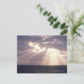 Carte Postale Coucher le soleil à travers les nuages sur l'océan (Debout devant)