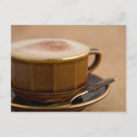 Coupe de cappuccino avec poudre de cacao