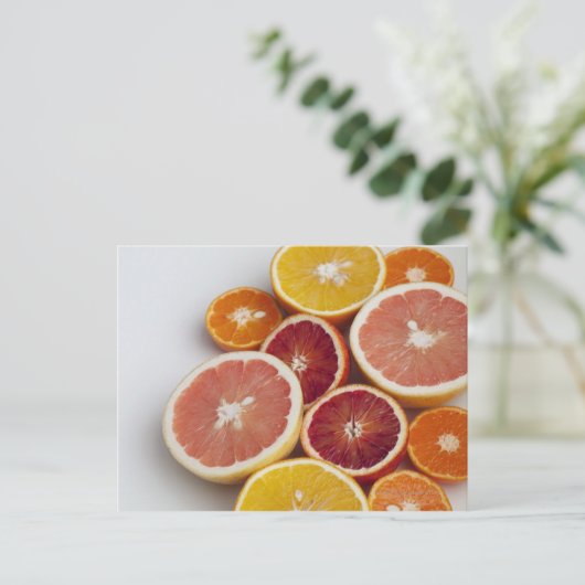 Carte Postale Couper les oranges sur la table (Debout devant)