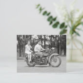 Carte Postale Couple à moto, 1928 (Debout devant)