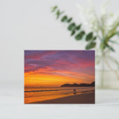 Carte Postale couple costaricain au coucher du soleil (Debout devant)