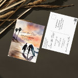 Carte Postale Couple de surfeurs au coucher du soleil aquarelle<br><div class="desc">Surfers couple avec planches de surf au coucher du soleil aquarelle Enregistrer la date carte postale. Aquarelle Californie paysage pour une invitation à enregistrer la date.</div>