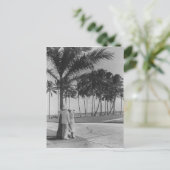Carte Postale Couple debout à palmier Vue arrière B&W (Debout devant)