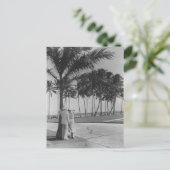 Carte Postale Couple debout sous l'arbre (Debout devant)