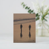 Carte Postale couple sur la plage (Debout devant)