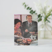 Carte Postale Couple Vintage Heureux Mangeant (Debout devant)