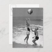 Carte Postale Couples jouant avec un Beachball (Devant / Derrière)