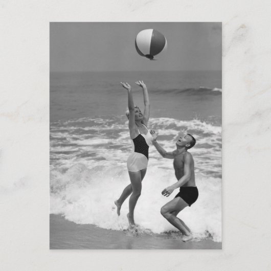 Carte Postale Couples jouant avec un Beachball (Devant)
