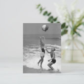 Carte Postale Couples jouant avec un Beachball (Debout devant)