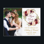 Carte Postale Couronne florale de Bourgogne Enregistrer la date<br><div class="desc">Couronne florale aquarelle Bourgogne Marsala Or Enregistrer la date de la photo Carte d'annonce de fiançailles</div>