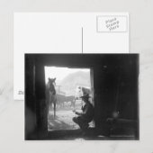 Carte Postale Cowboy dans une porte avec des chevaux (Devant / Derrière)