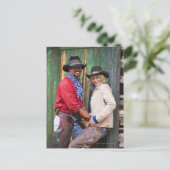 Carte Postale Cowboy et cow-girl tenant des mains devant (Debout devant)