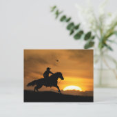 Carte Postale Cowboy et Horse Racing the Sundown (Debout devant)