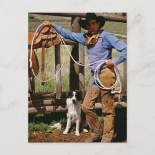 Carte Postale Cowboy posant avec lasso et chien de compagnie