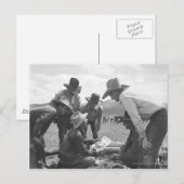 Carte Postale Cowboys regardant une magazine (Devant / Derrière)