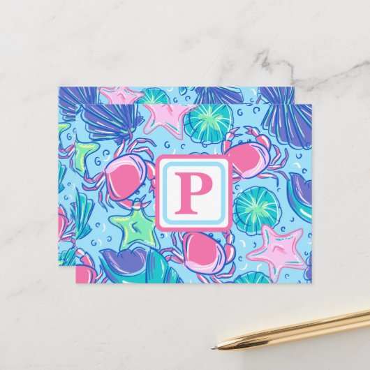 Carte Postale Crabe de coquillage de plage monogramme chic (Devant/Arrière en situation)