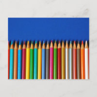 Crayons de crayon colorés sur arrière - plan bleu