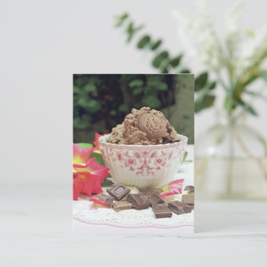 Carte Postale Crème glacée au chocolat (Debout devant)