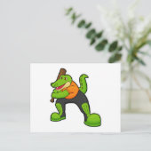 Carte Postale Crocodile au cricket avec batte de cricket (Debout devant)