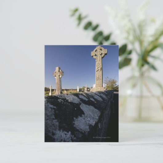 Carte Postale Croix celtique dans un cimetière, Davacliff, (Debout devant)