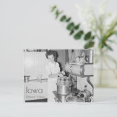 Carte Postale Cuisine de femme de ferme (Debout devant)