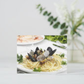 Carte Postale cuisine italienne. Spaghetti alle vongole. (Debout devant)