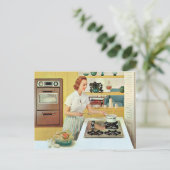 Carte Postale cuisine rétro vintage cuisine dame (Debout devant)