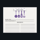 Carte Postale Cuisine Ustensiles violets Fête des mariées Recett<br><div class="desc">Fête des mariées moderne Ustensiles de cuisine Recette Cartes avec une cuillère à fente violet, spatule, whisk & masher avec une bannière élégante montrant le texte "recette" mis sur un arrière - plan blanc. L'avant de notre carte de recettes offre de la place pour un titre de recette, de la...</div>
