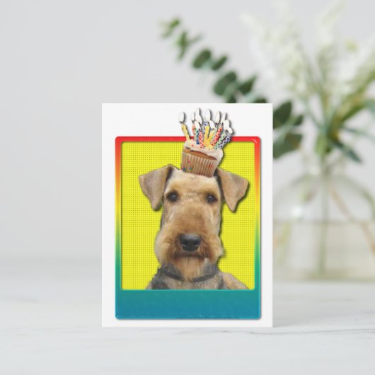 Carte Postale Cupcake d'anniversaire - Airedale (Debout devant)