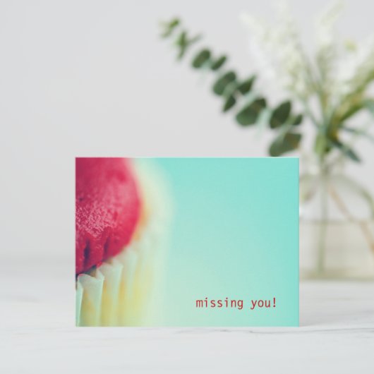 Carte Postale cupcake rouge, vous manquez ! (Debout devant)