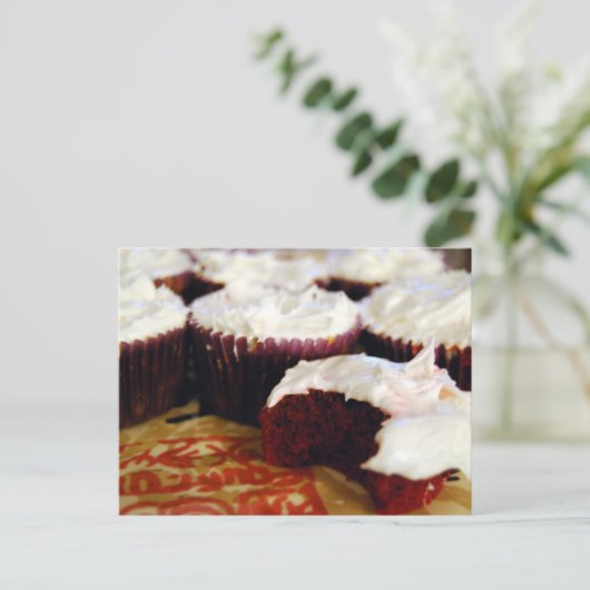 Carte Postale cupcakes en velours rouge (Debout devant)