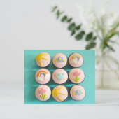 Carte Postale cupcakes roses avec garnitures gaies (Debout devant)
