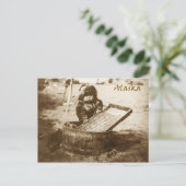 Carte Postale Curieux Eskimo enfant avec lavabo (Debout devant)