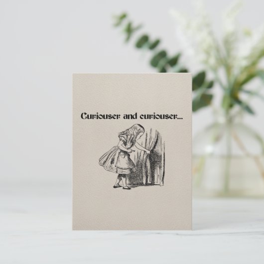 Carte Postale Curiouser et Curiouser Alice avec clé (Debout devant)