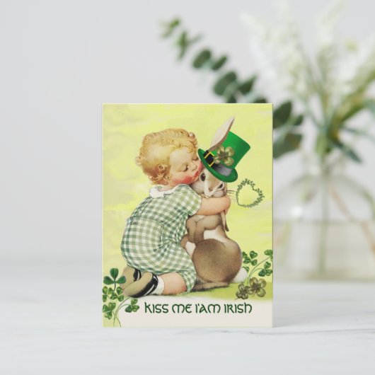 Carte Postale CUTE BABY HUGGING RABBIT Irish St. Patrick's Day (Debout devant)