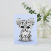 Carte Postale Cute Baby Snow Leopard Cub sur Bleu clair (Debout devant)