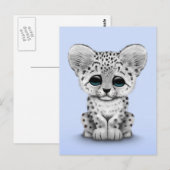 Carte Postale Cute Baby Snow Leopard Cub sur Bleu clair (Devant / Derrière)