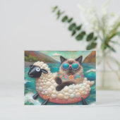 Carte Postale Cute chat avec sur le mouton Floatie dans Mountain (Debout devant)