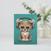 Carte Postale Cute Cheetah Cub Dj Porte un casque bleu (Debout devant)
