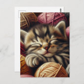 Carte Postale Cute Grey Kitten Napping dans les boules de fils (Devant / Derrière)