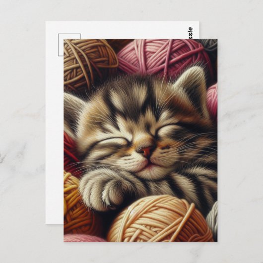 Carte Postale Cute Grey Kitten Napping dans les boules de fils (Devant / Derrière)