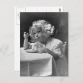 Carte Postale Cute Petite Fille Manger De La Crème De Glace (Devant / Derrière)