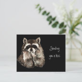 Carte Postale Cute Raccoon souffle des baisers Envoie un baiser  (Debout devant)