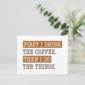 Carte Postale D'abord je bois le café (Debout devant)