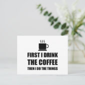 Carte Postale D'abord le café puis fais des trucs (Debout devant)