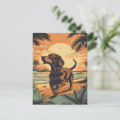 Carte Postale Dachshund sur une plage tropicale au coucher du so (Debout devant)