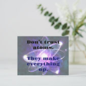 Carte Postale DAD JOKE : Ne fais pas confiance aux atomes... Ils (Debout devant)